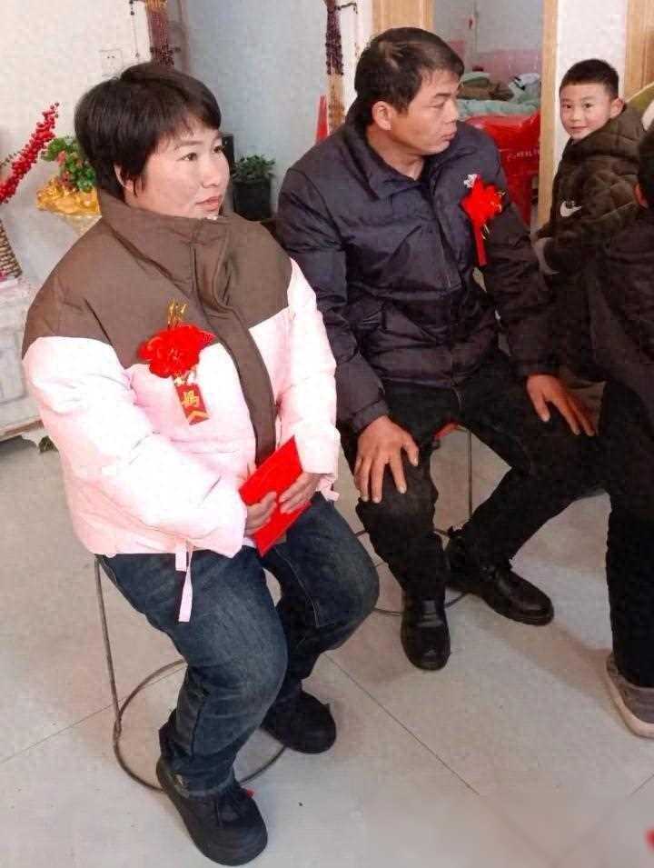 安徽一对新人结婚，女方父母都不高兴，村民：怀孕了，只能办看到