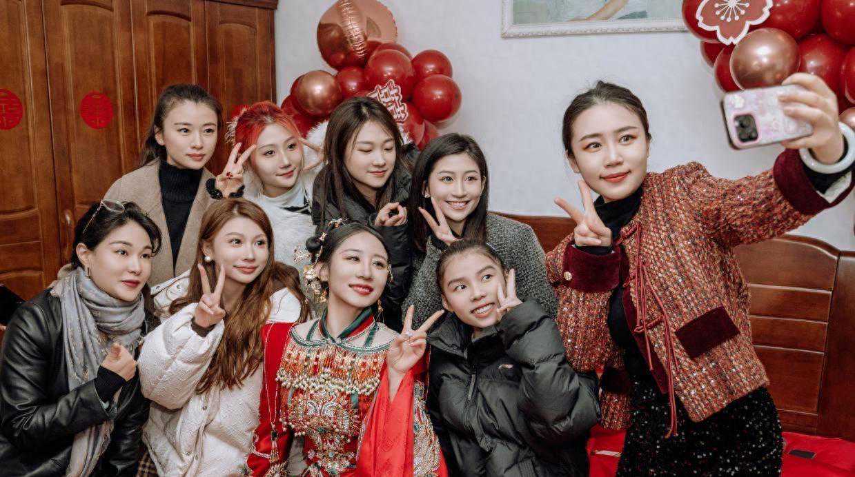 奥运冠军大婚！母女惜别泪目，妈妈颜值出圈，娘俩长得一模一样