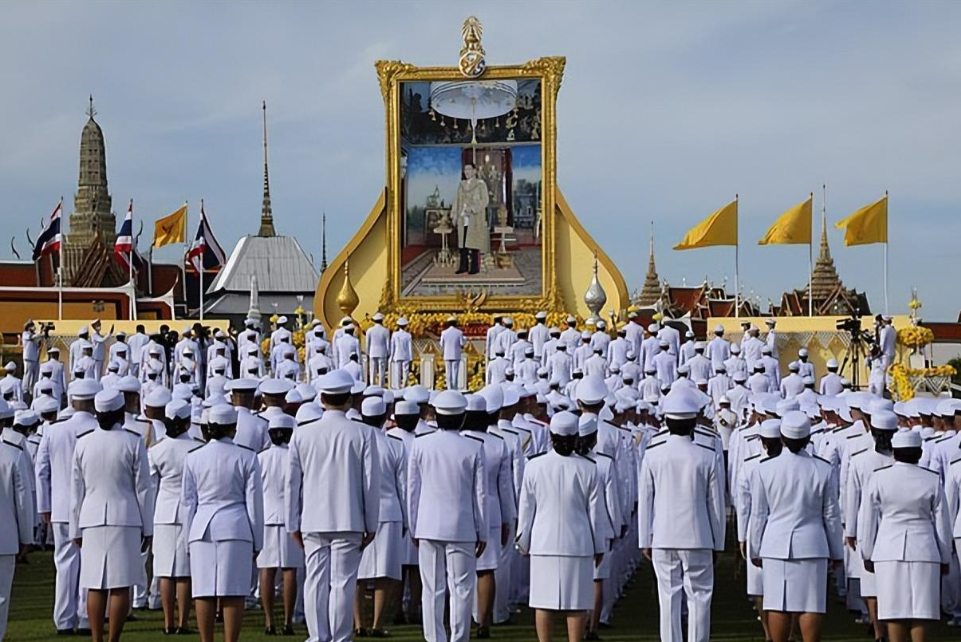 泰王玛哈：离过三次婚，把4个儿子赶出家门，如今很器重苏提达