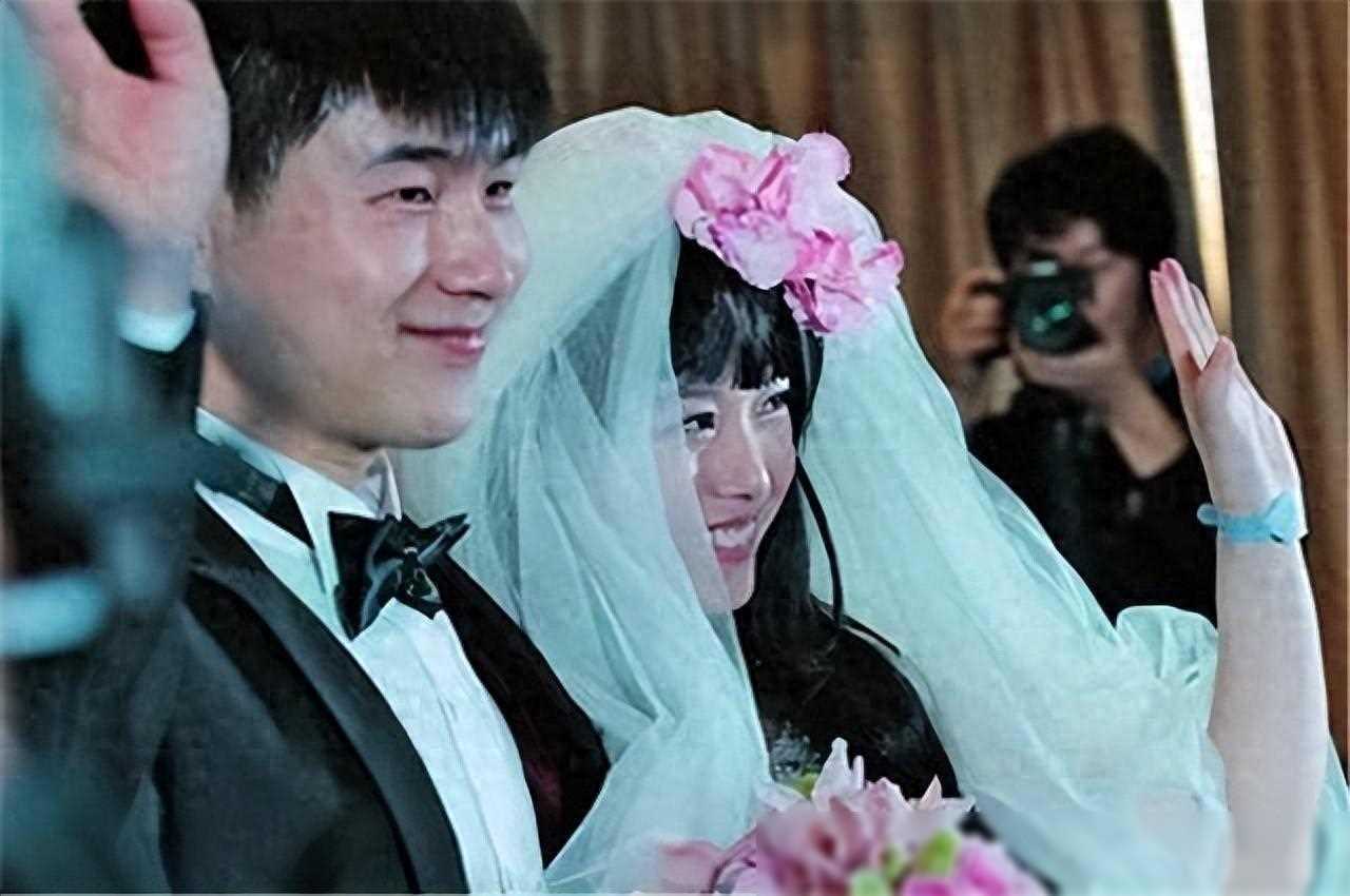 河南女子离世，新婚丈夫深情缅怀，手机充话费放墓地，传递爱与思