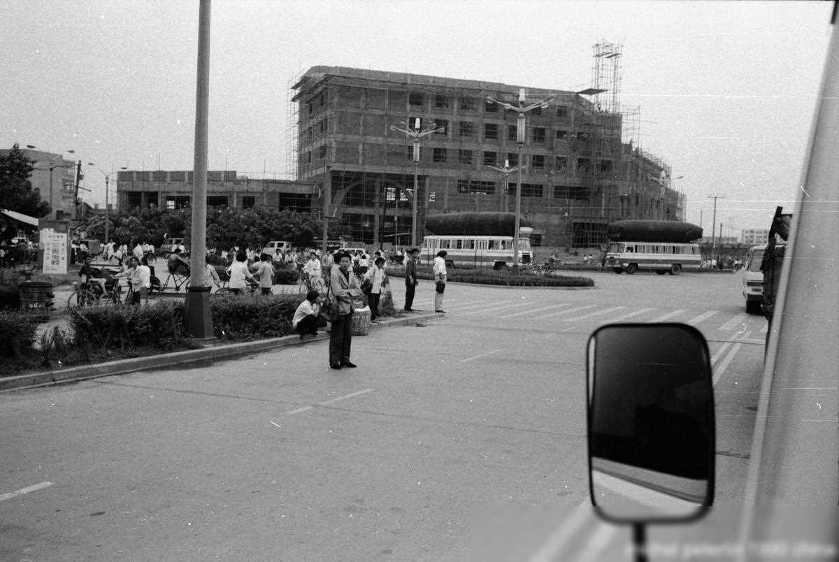 新娘被男闺蜜叫走23分钟，回来婚礼散场只剩娘家人：你麦克风没