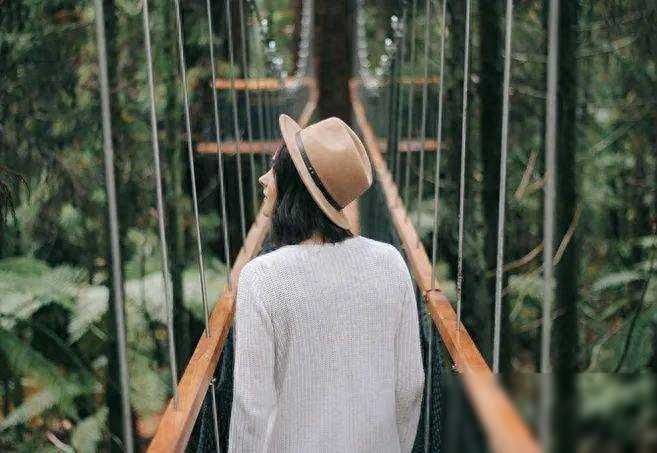 妻子生产4个月后成植物人，丈夫唱情歌唤醒，22年后带她重拍婚