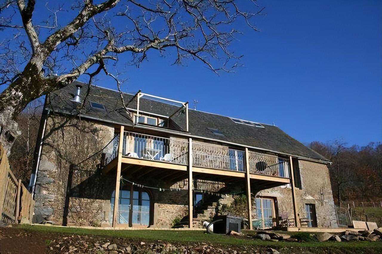 农村夫妻离婚，宅基地上的自建房怎么分配？产权未变更，能强执吗