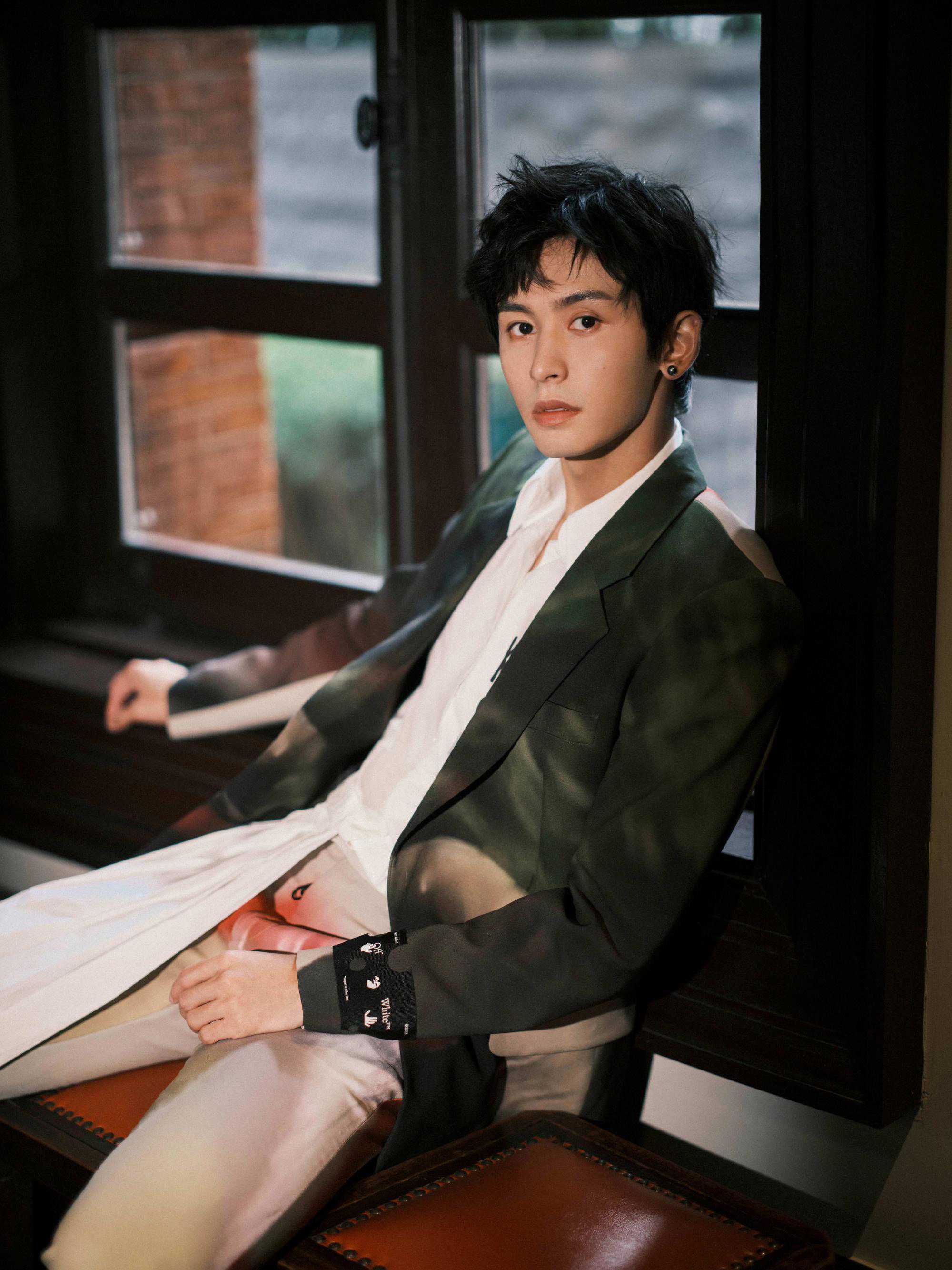 张哲瀚被疑精日，参加神社婚礼惹众怒，品牌解约后，本尊终于道歉