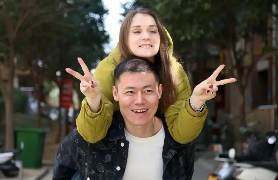 21年，乌克兰美女向河南小伙求婚，小伙坦言：我娶过哥伦比亚妻子