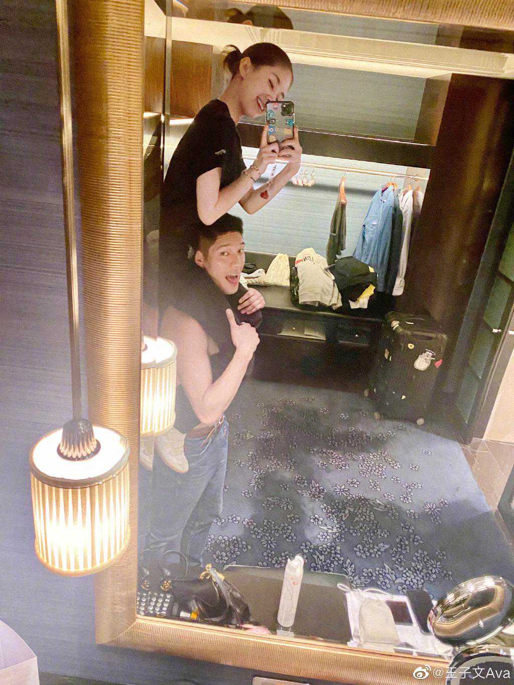 邹市明写藏头诗庆结婚十周年，太甜了：其实男人爱不爱你，很明显