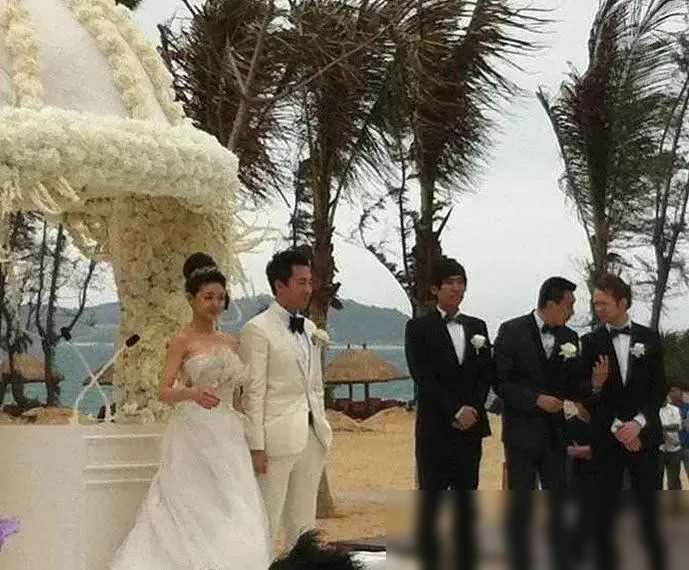 其实老天爷早就给他们带去了忠告。当年大s理想中的婚礼是海