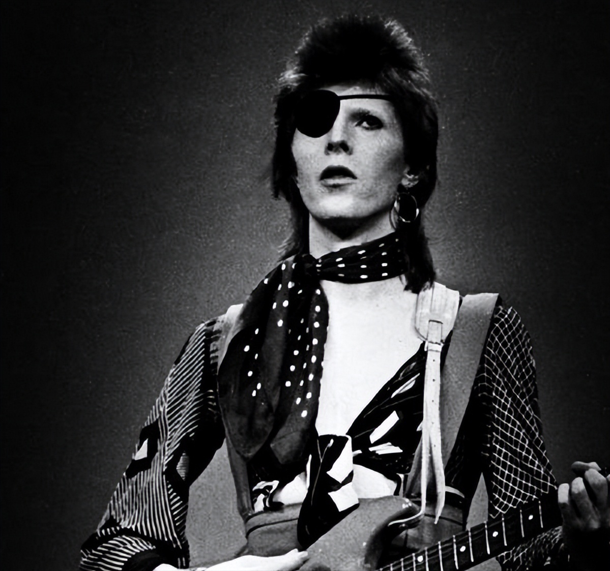 甜蜜！妖艳的摇滚巨星：对黑人模特一见钟情，婚后24年宠她如公主