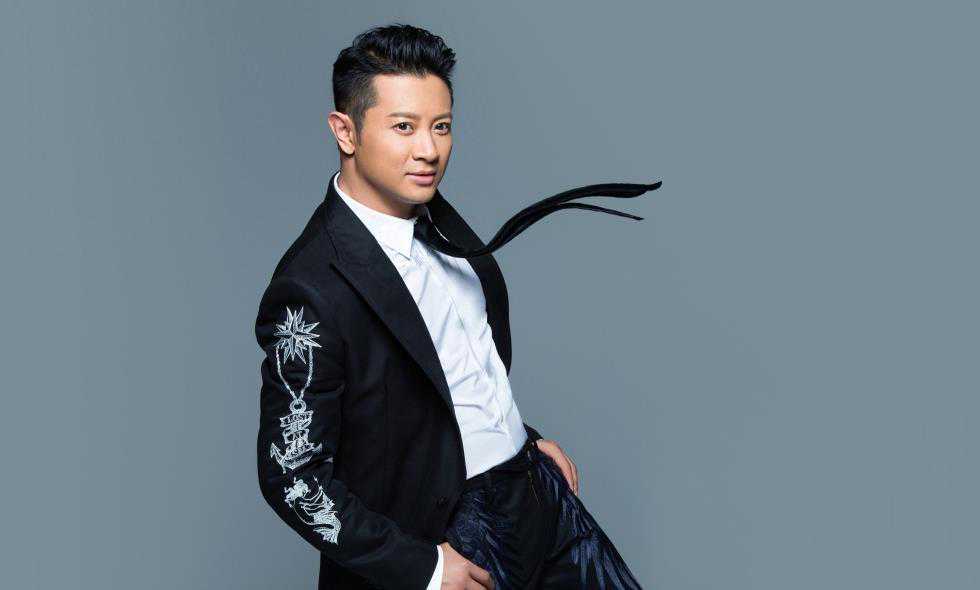 54岁的歌星罗中旭被爆婚外情，妻子晒出亲密合照，并爆聊天记录