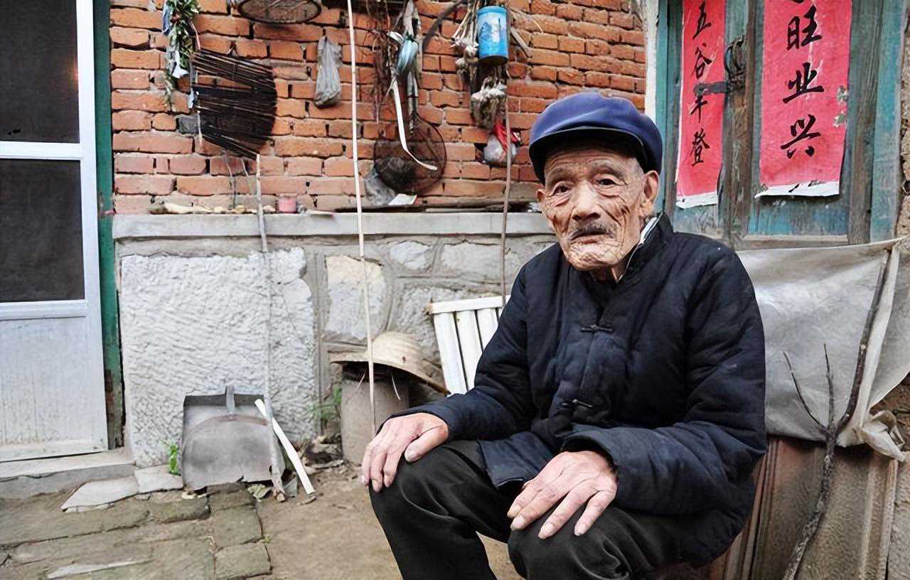 战友儿子结婚我上礼500被改800，知道真相后，一件事我坚持了八年