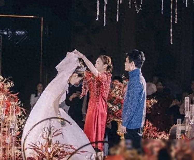 女子退休后给儿子办婚礼，13个前同事她都随过礼，却一个都没来