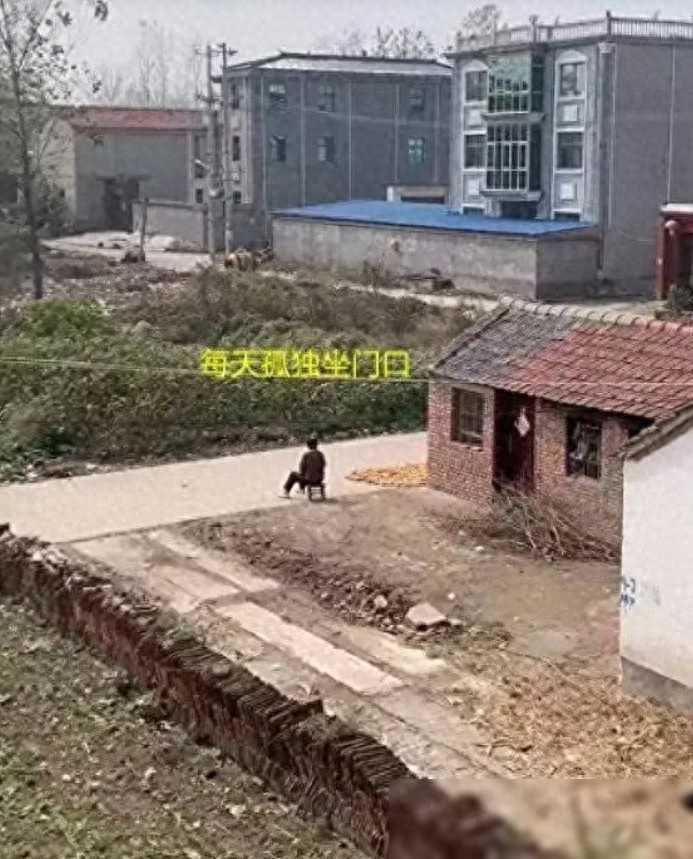 江西老人一生未婚，家门口从早坐到晚无人问津，网友：万般皆是命