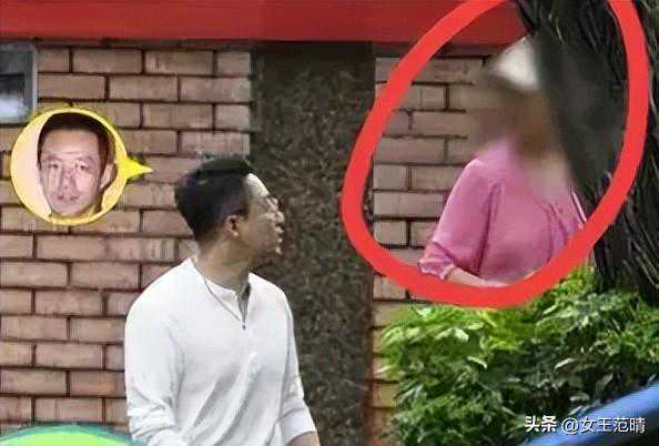 汪小菲携未婚妻堵校门求见孩子，见到他们后眼含泪花，大S做太绝