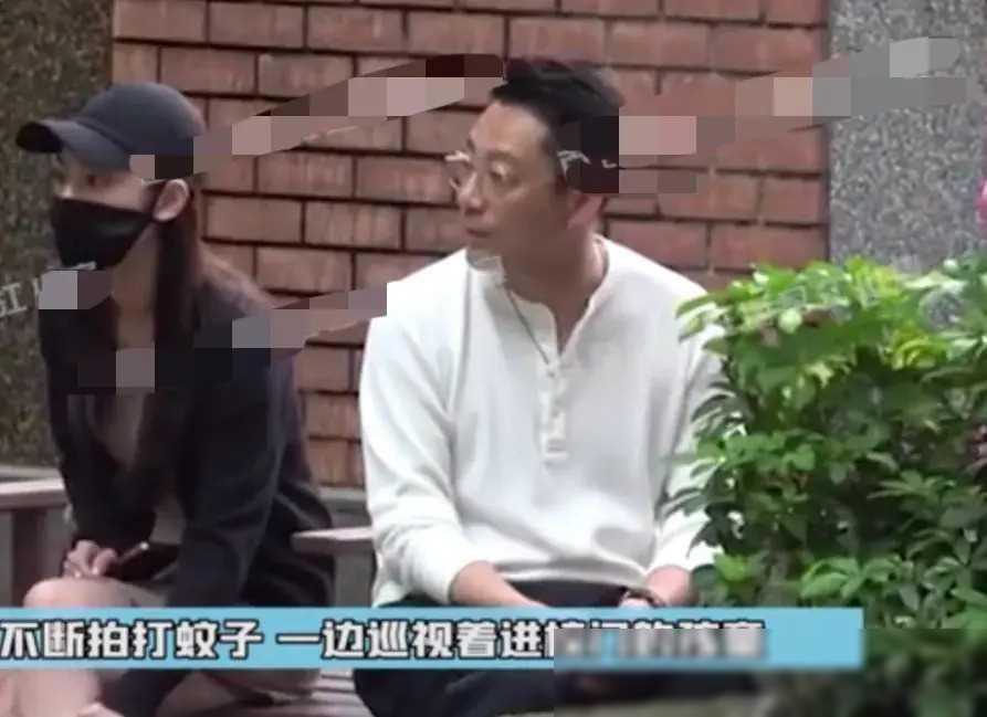 汪小菲携未婚妻堵校门求见孩子，见到他们后眼含泪花，大S做太绝