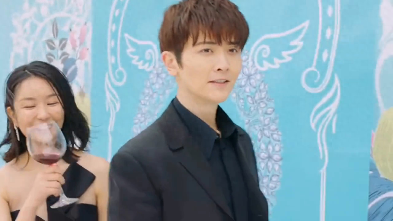 一天在公海的一艘豪华游艇上，艾丽莎面临一场不情愿的订婚仪式