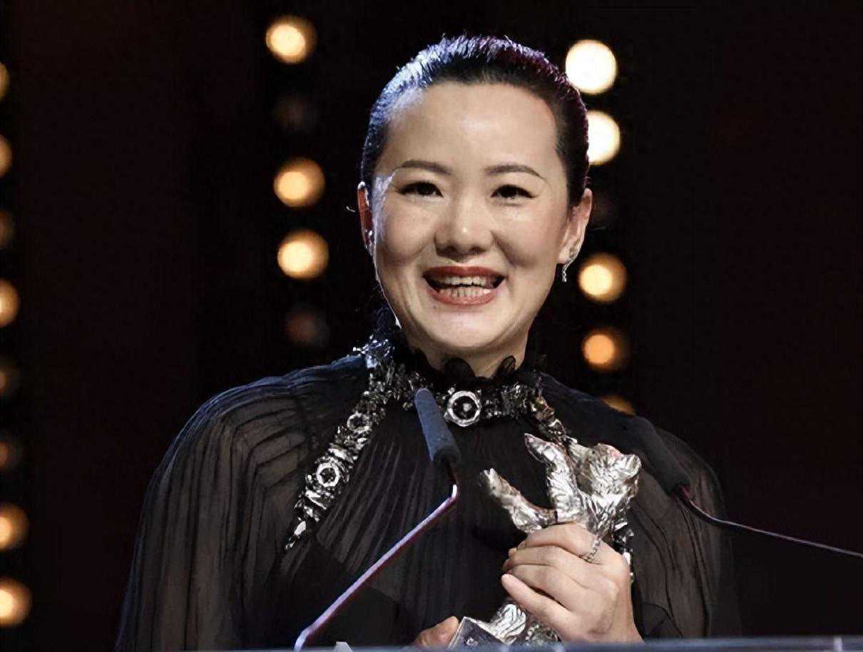 49岁获得柏林电影节最佳女演员，与王菲的初恋结婚至今不离不弃
