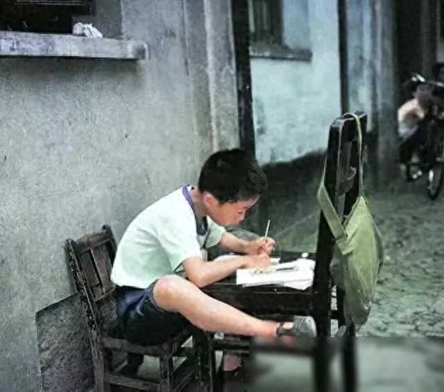 75年我北戴河当兵时救下流浪女，三年后教导员在部队为我俩办婚