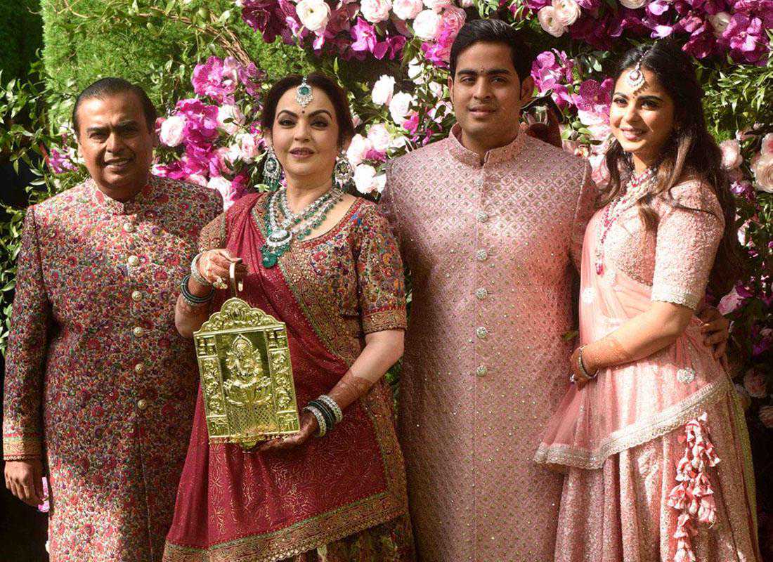 种姓制度下的两对夫妻：高种姓花7亿结婚，低种姓新郎被岳父杀害