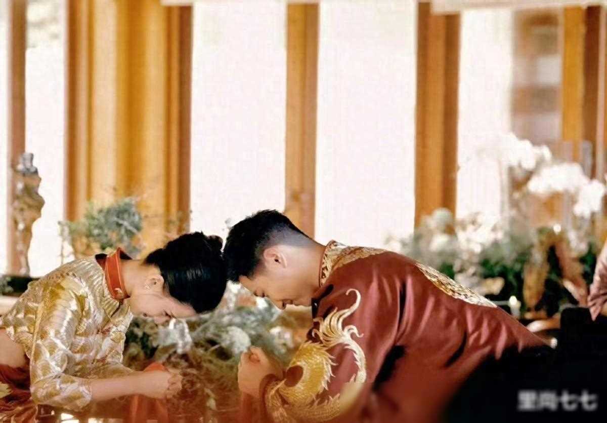 窦骁妈妈比二太还美！俩亲家齐聚婚礼，窦妈妈蓝旗袍比二房还贵气