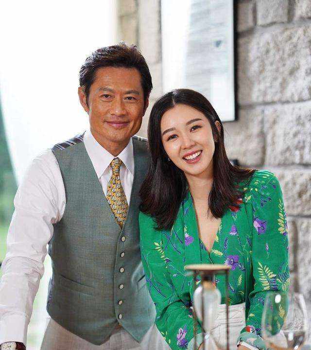 香港初代真功夫大佬近况曝光，曾与李小龙齐名，四婚娶小30岁娇妻