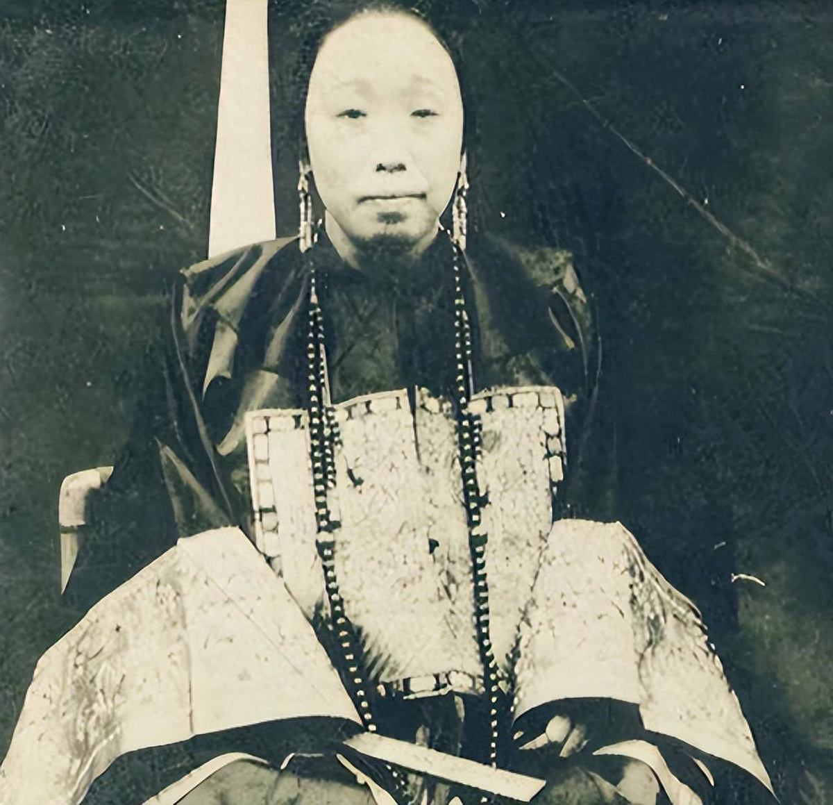 20张罕见中国老照片，洋人嫖客搂着青楼女子，晚晴婚礼现场罕见照