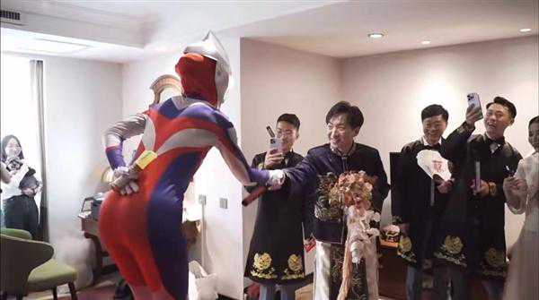 新娘婚礼当天穿上奥特曼服装：新郎非常懵，背后原因让网友羡慕不已
