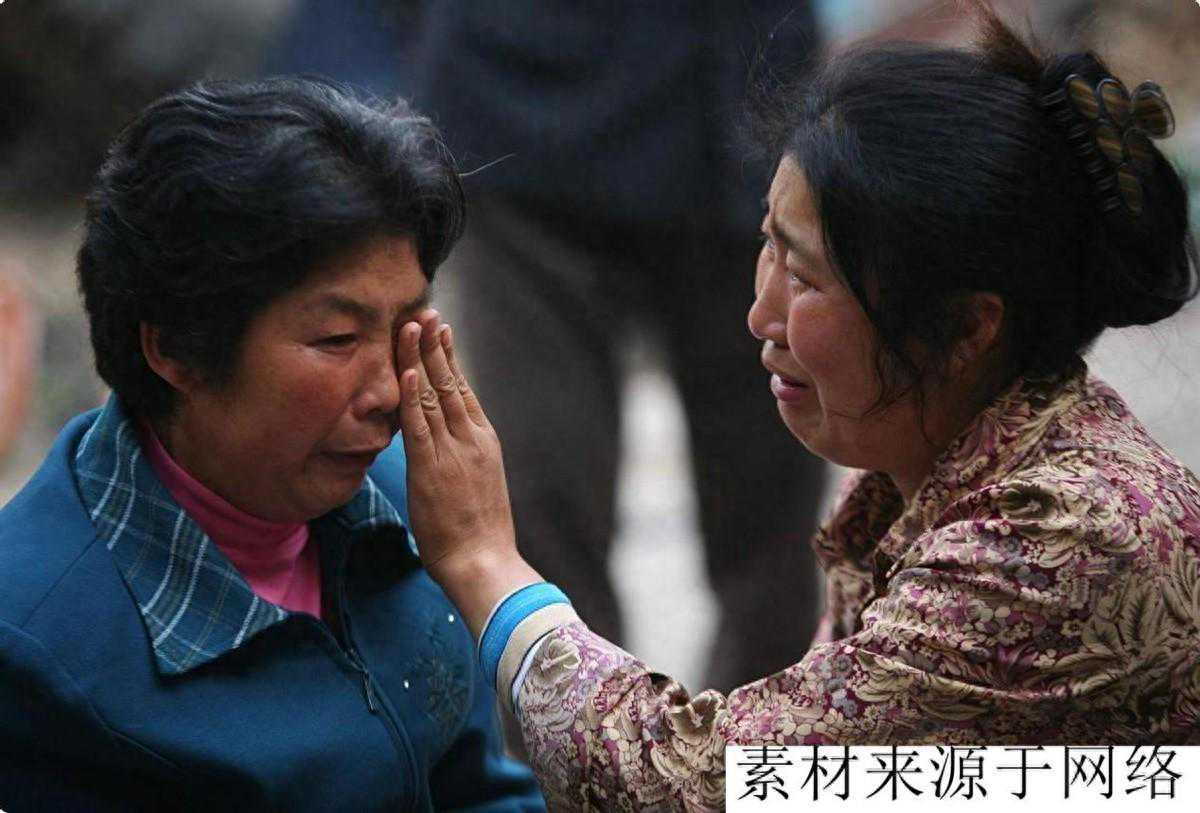 再婚大爷送老伴2万的手镯，老伴感动痛哭，1年后却哭诉自己瞎了眼