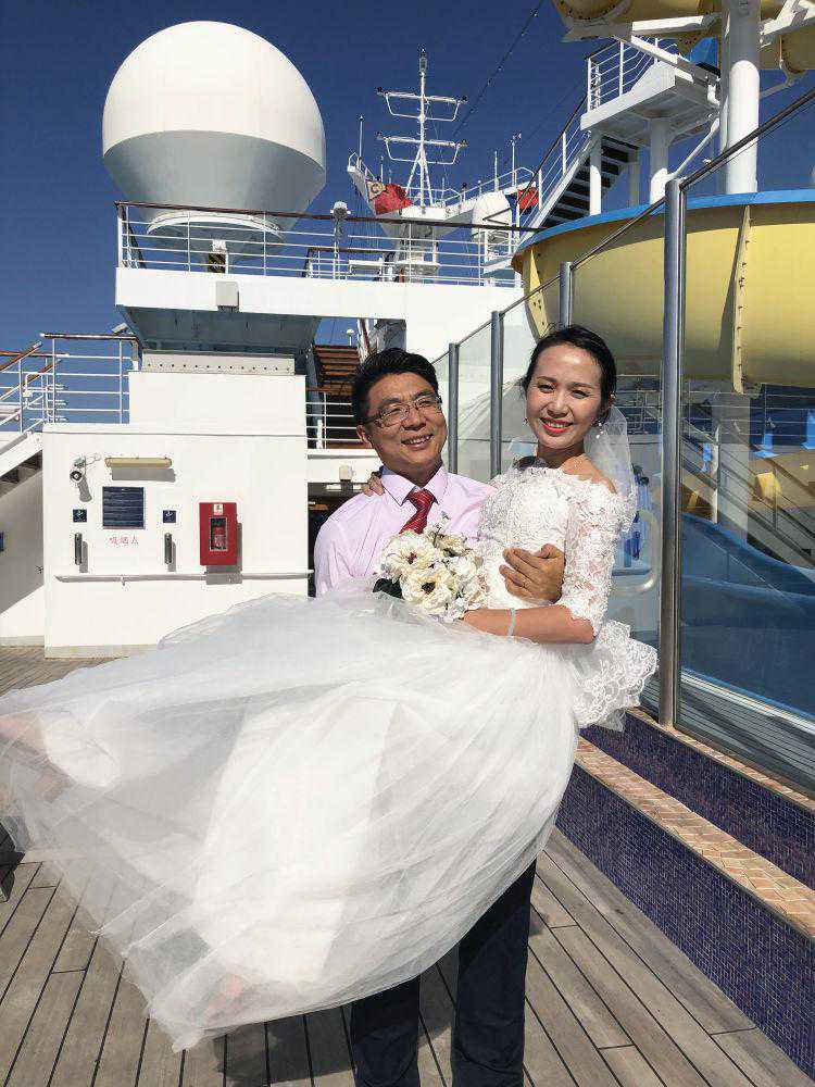 海天见证 幸福启航：十对新人在青岛邮轮母港举办集体婚礼，乘邮轮开启浪漫之旅