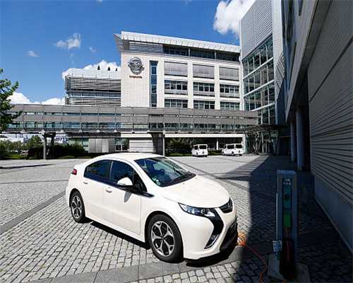 诺丁山南京艺术中心为12对金婚老人拍下婚纱照