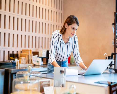 教你如何挑婚纱-奥斯卡国际婚纱摄影专访