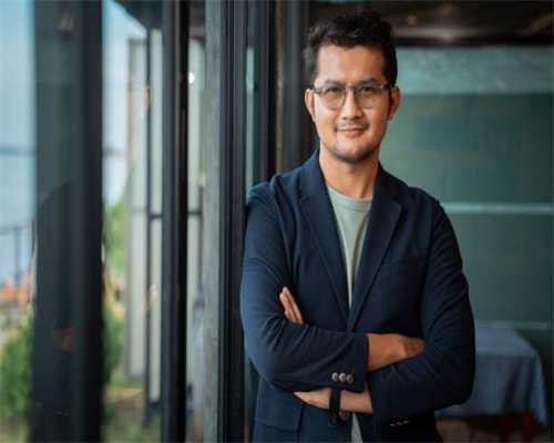 结婚周年日那天，老公的白月光死而复生，回国搅局，她果断离婚